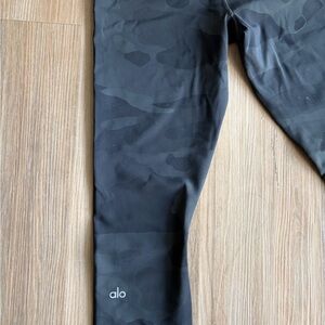 ALO Yoga Dark Camo Leggings